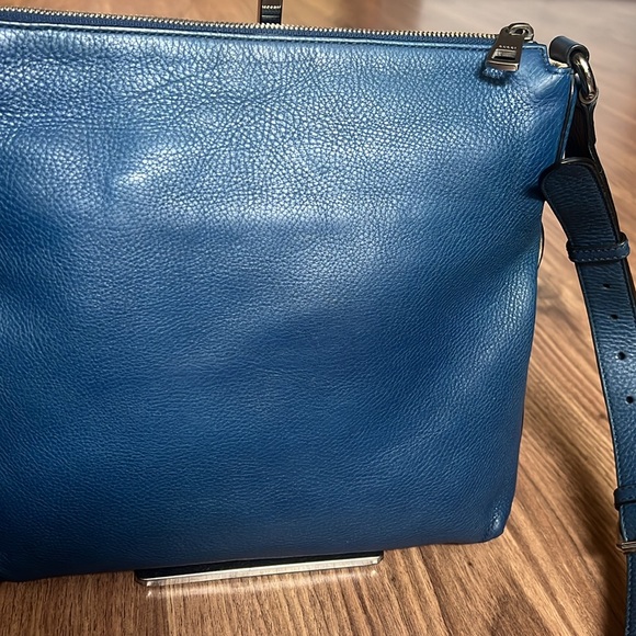 A242 - π―% authentic Gucci crossbody bag - Picture 8 of 16